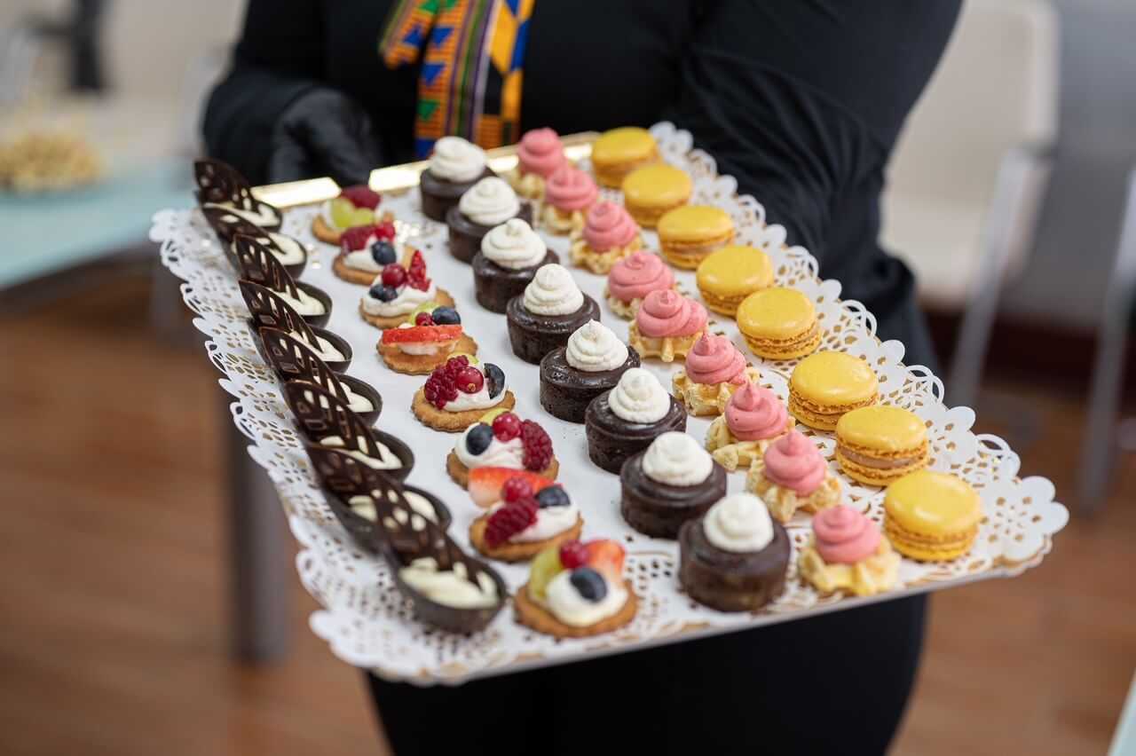 Présentation de migniardises lors d'un mariage