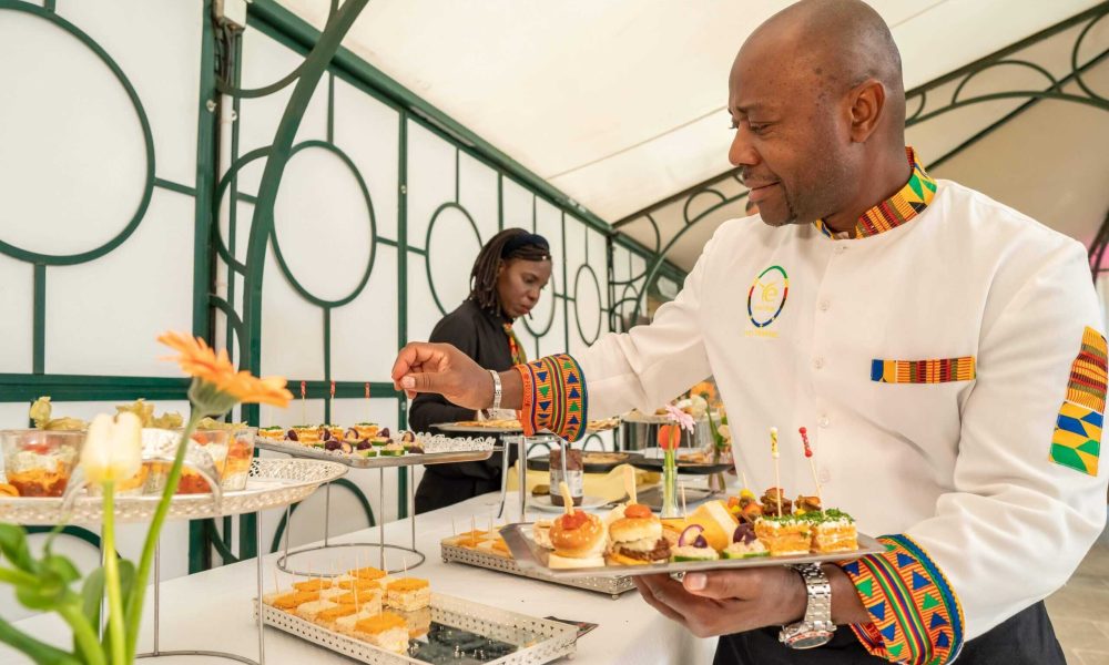 Yves Emmanuel, traiteur africain, dispose ses amuses bouches lors d'un événement