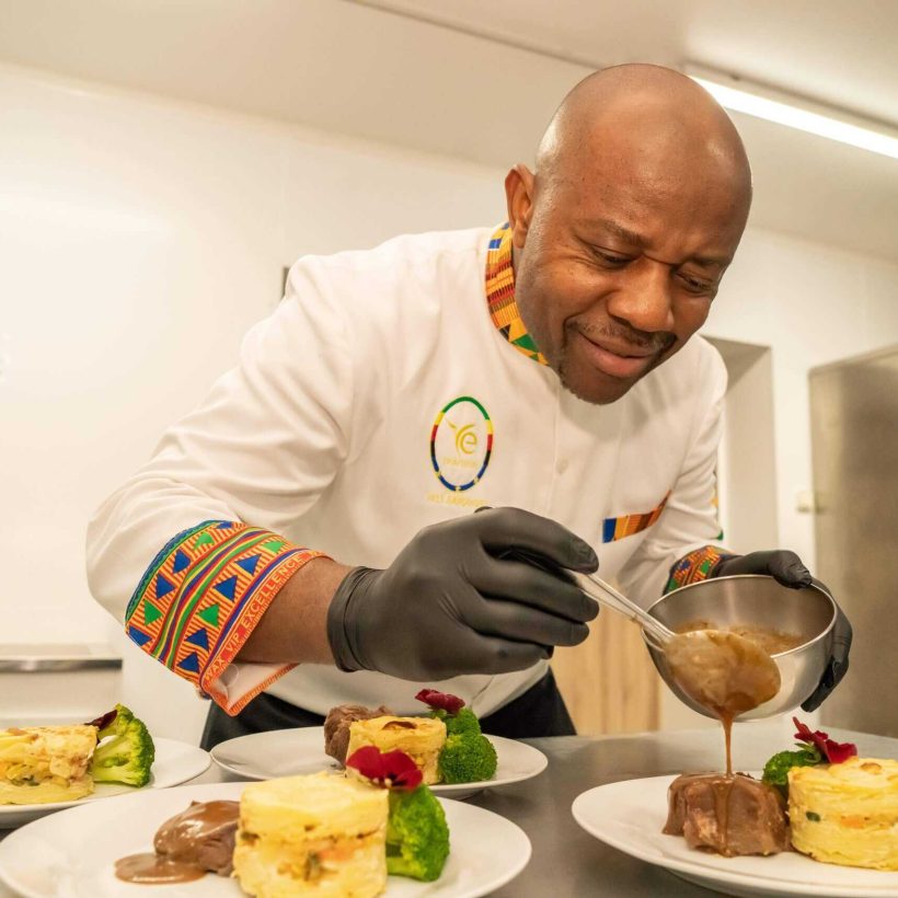 Yves Emmanuel, traiteur africain, finalise ses assiettes