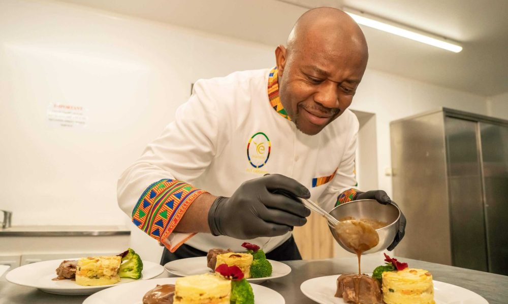 Yves Emmanuel, traiteur africain, finalise ses assiettes