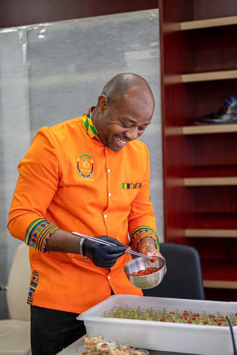 Yves Emmanuel, traiteur africain, préparant son cocktail dinatoire