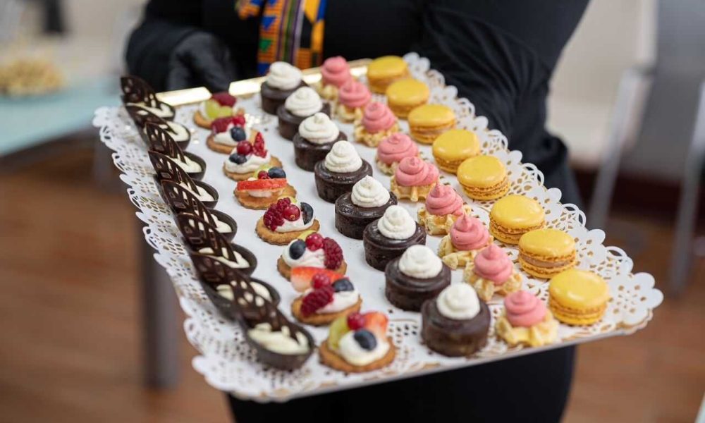 Présentation de migniardises lors d'un mariage